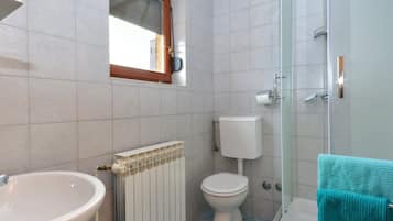 Twin Room (Twin Bedroom (A4)) | Bathroom | Shower, towels