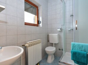 Twin Room (Twin Bedroom (A4)) | Bathroom | Shower, towels - Sobe Melada (Trilj)