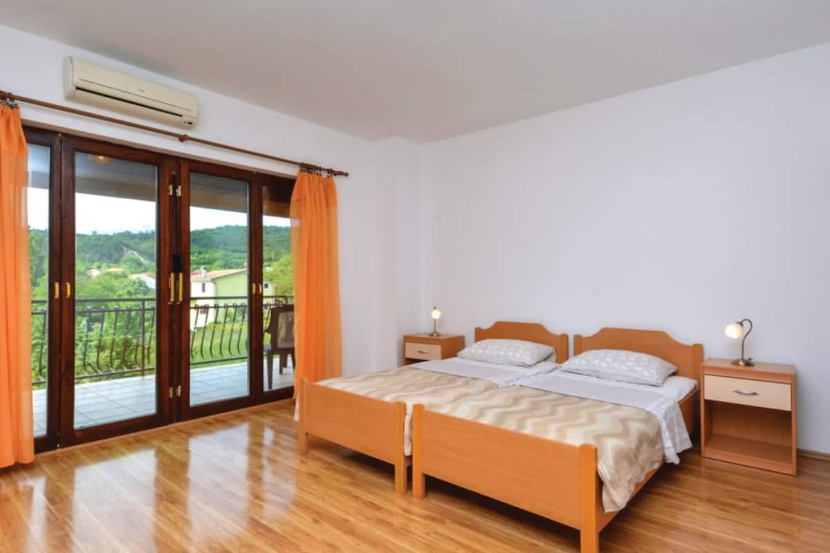 İki Ayrı Yataklı Oda (Twin Bedroom With Balcony and Mountai) | 4 yatak odası