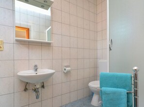 双床房 (Twin Bedroom With Balcony and Mountai) | 浴室 | 淋浴设施、毛巾