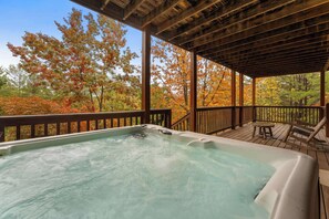 Outdoor spa tub - 4BD for 10 | Wears Valley - Views & Hot tub! (Sevierville)