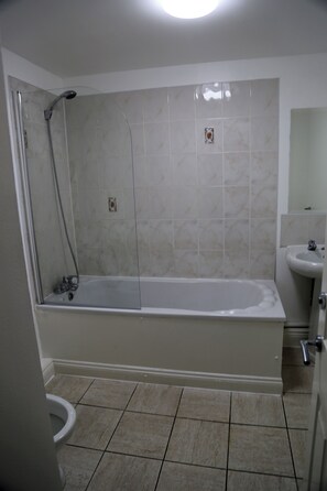 Junior Tek Büyük Yataklı Oda, Avlu Manzaralı | Banyo