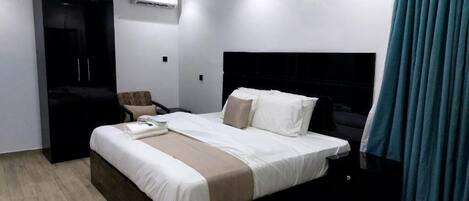 Caja de seguridad en la habitación, cortinas blackout y wifi gratis