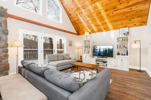 Fernseher, Kamin, Bücher