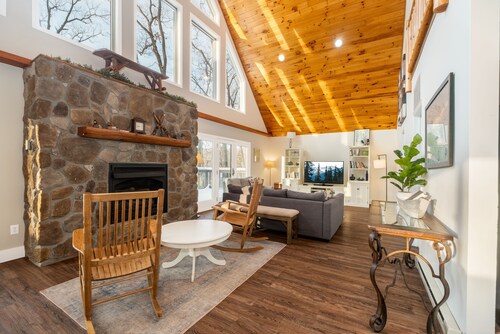 Pet Friendly,Lakefront,Hot Tub,Close to State Park