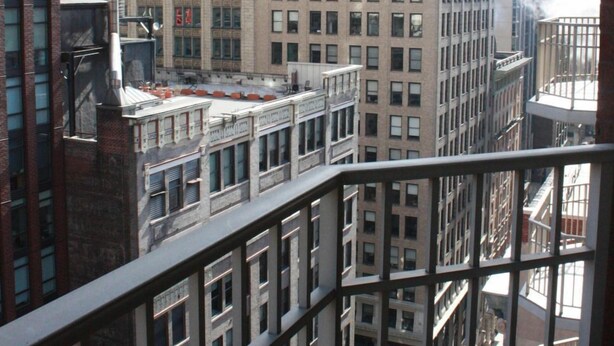 Un edificio de gran altura con varios pisos, ventanas amplias y vistas panorámicas de la ciudad.