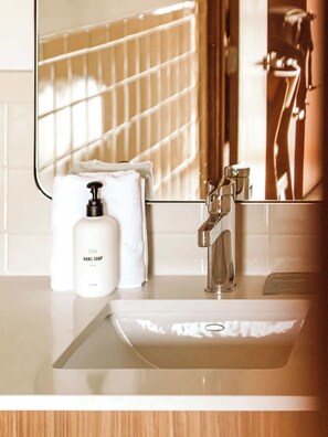 Douche, sèche-cheveux, serviettes fournies, savon