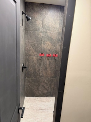 Ducha, artículos de tocador gratuitos, toallas, jabón