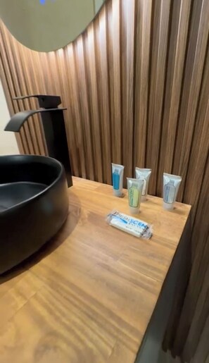 Shower, free toiletries, towels, soap - Presidio Inn (Presidio)