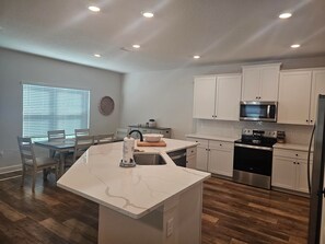 Fridge, microwave, oven, stovetop - 3BR home minutes to downtown, beach, shops (St. Augustine)