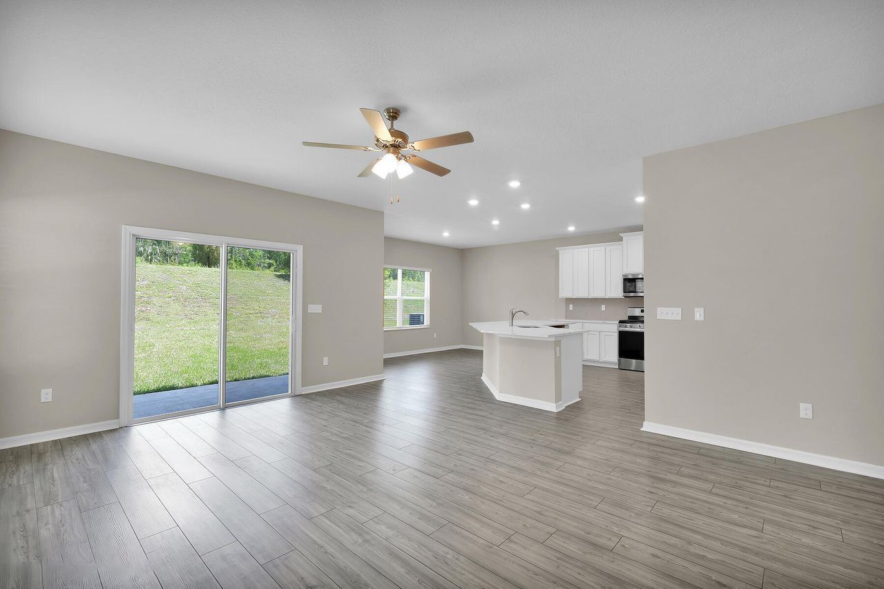 Microondas, horno, placa de cocina y lavavajillas