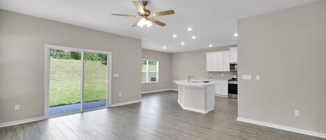 Microondas, horno, placa de cocina y lavavajillas