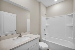 Hair dryer, towels, soap, shampoo - 3BR home minutes to downtown, beach, shops (St. Augustine)
