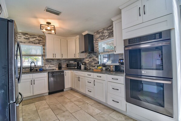 Private kitchen - Enjoy 3-Bedroom House with AC, Heated Pool and Gazebo in Charming Pinellas Park (Pinellas Park)