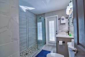 Dusche, Haartrockner, Handtücher, Seife
