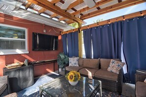 Living area - Enjoy 3-Bedroom House with AC, Heated Pool and Gazebo in Charming Pinellas Park (Pinellas Park)