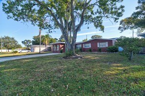 Property grounds - Enjoy 3-Bedroom House with AC, Heated Pool and Gazebo in Charming Pinellas Park (Pinellas Park)