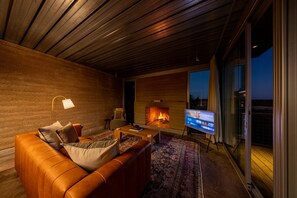 Smart TV, caminetto, libri
