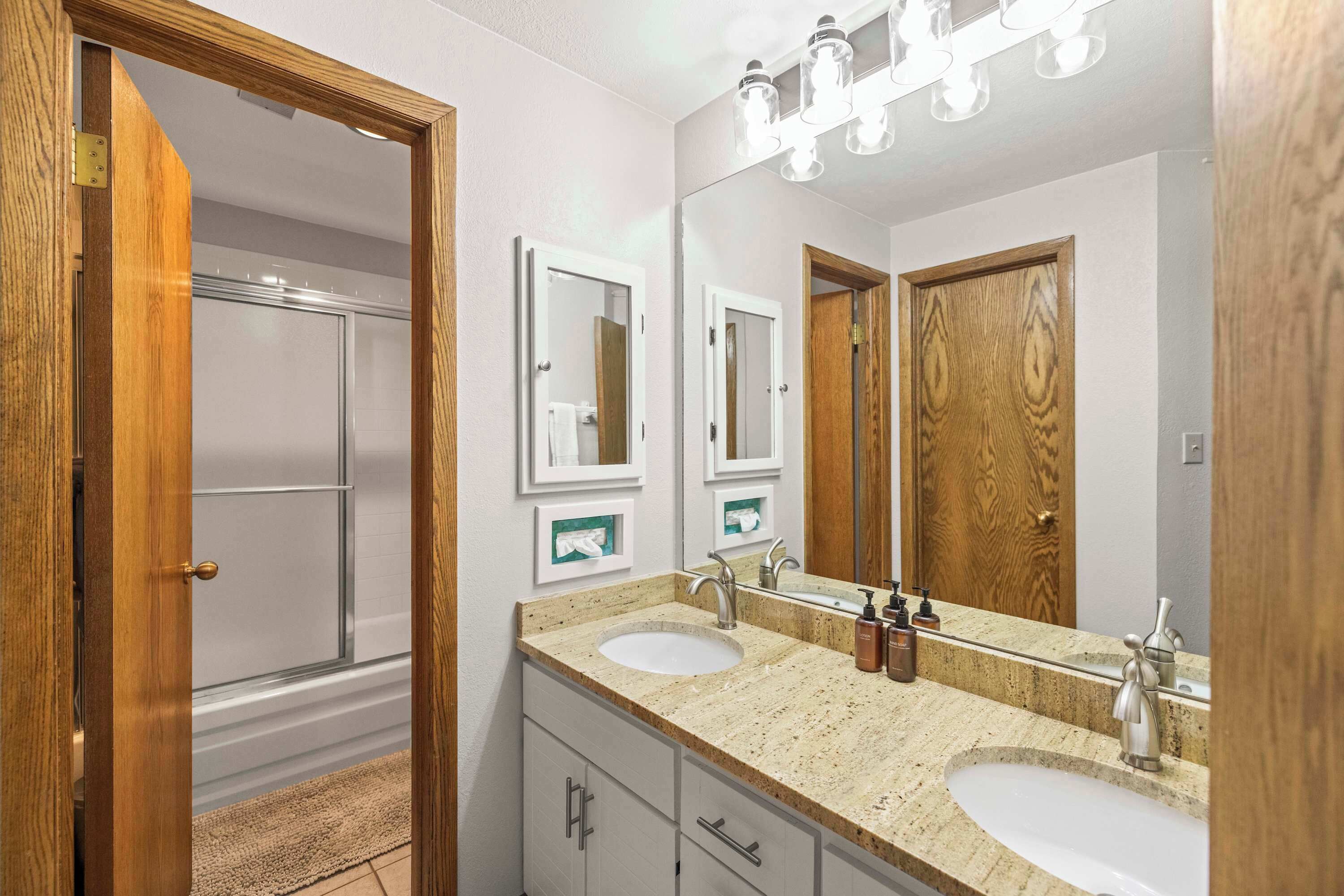【Bathroom 2】Shower-tub by the Queen room — soak tired legs after a day on the hill