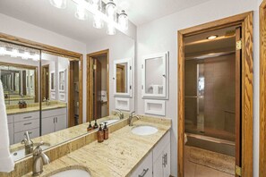 Shower, hair dryer, towels, shampoo - Plaza 241 at Woodcreek — 2BR Ski Condo, 3min Walk to CBMR Lifts, Sleeps 6 (Crested Butte)
