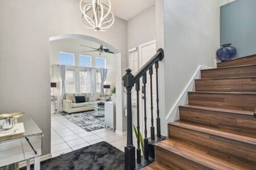 Lake Berkley 4BR Villa - Near Disney & Pool