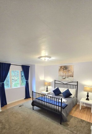 Room - Master bedroom with en-suite bathroom, and a shared kitchen and living room (North Vancouver)