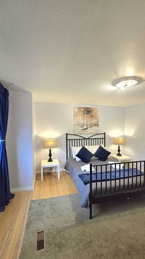 Room - Master bedroom with en-suite bathroom, and a shared kitchen and living room (North Vancouver)
