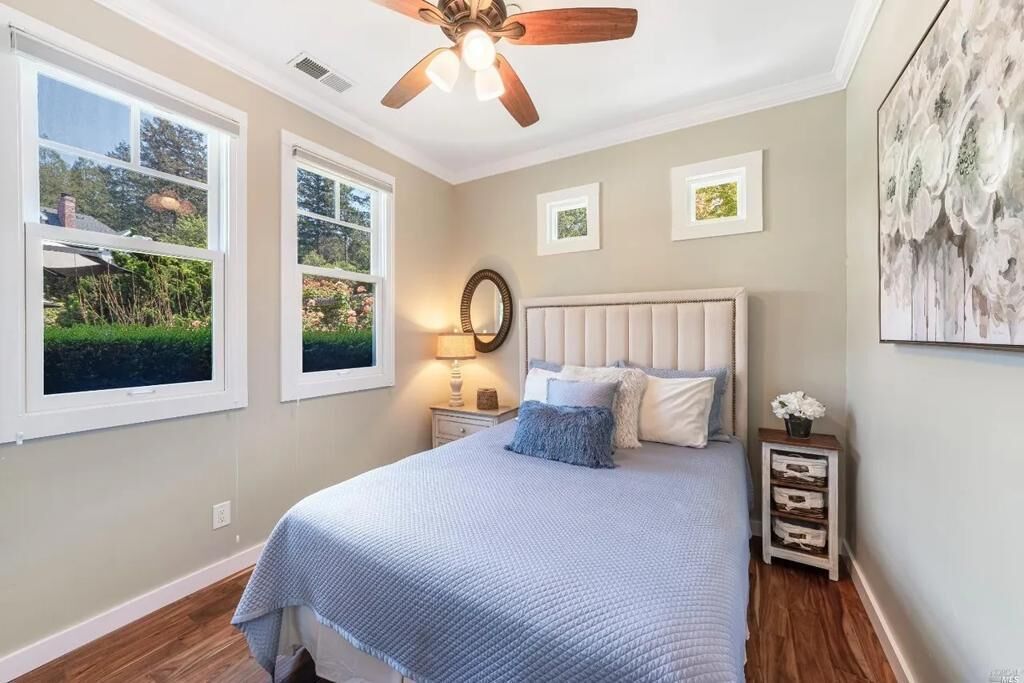 Tabla de planchar con plancha, wifi y ropa de cama 