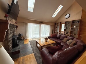 Smart-TV, Kamin, Tischfußball, Bücher