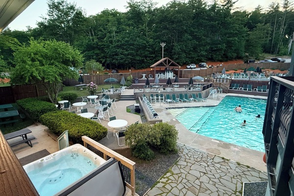 Una piscina cubierta, una piscina al aire libre