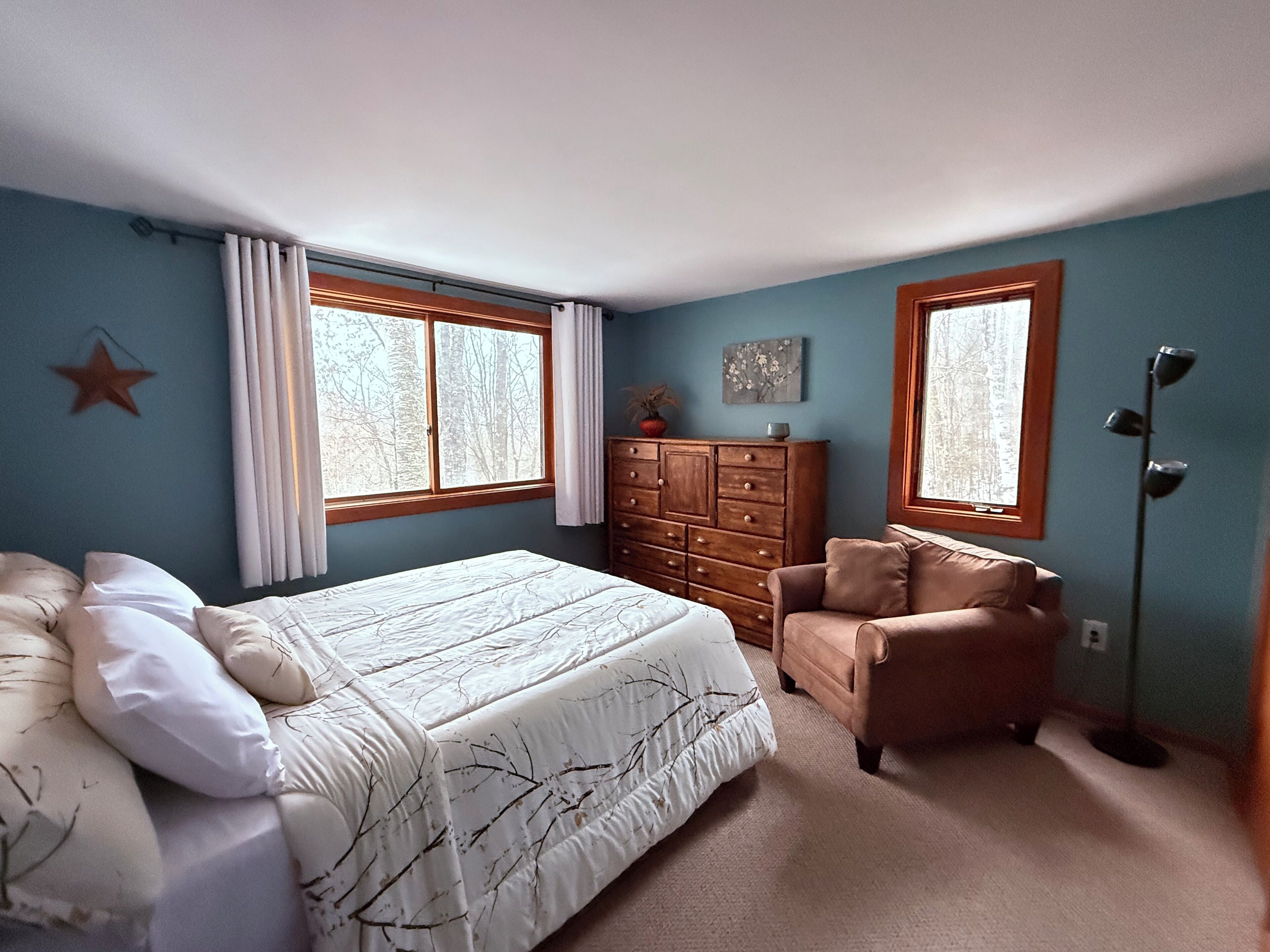 4 bedrooms, desk, iron/ironing board, travel cot