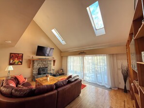 Smart-TV, Kamin, Tischfußball, Bücher