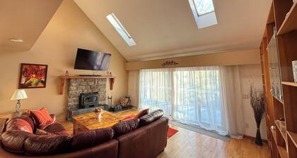 Waterville Estate chalet perfect for relaxing stays Access to Pool, Hot Tub, Gym