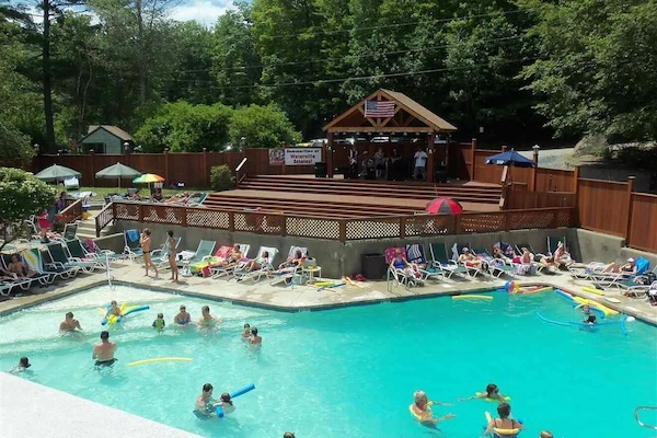 Piscine intérieure, piscine extérieure