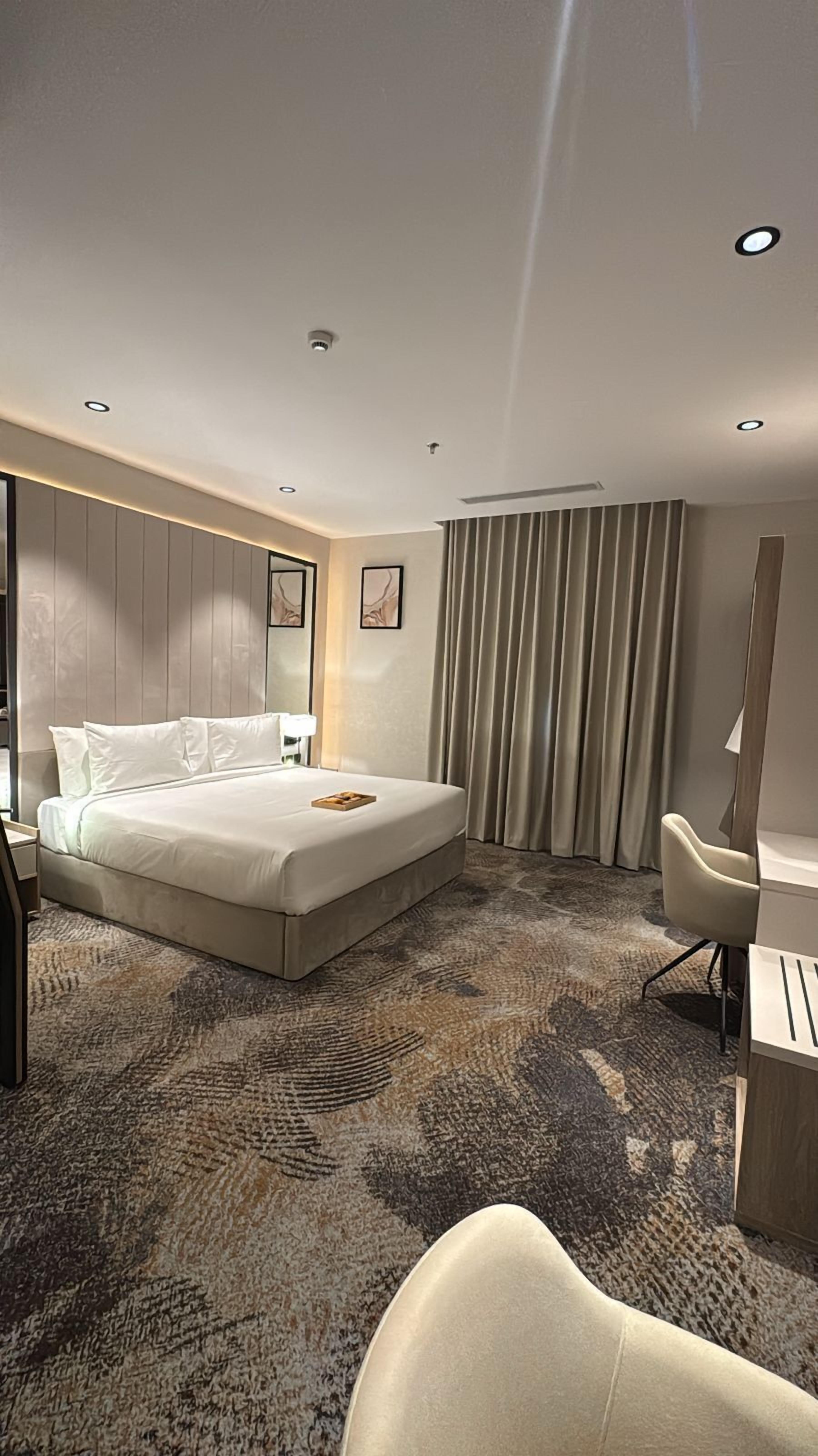 Deluxe Suite, Sea View | In-room safe, laptop workspace, blackout drapes, soundproofing