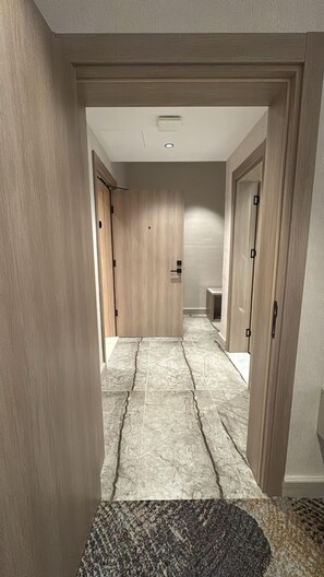 خزنة داخل الغرفة ومساحة عمل للكمبيوتر المحمول وستائر تعتيم