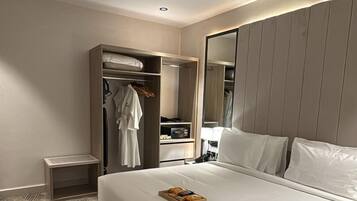 Superior Suite | In-room safe, laptop workspace, blackout drapes, soundproofing