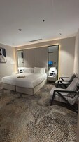 Habitación junior doble | Caja fuerte, espacio para trabajar con un portátil, cortinas opacas