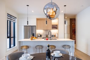 Fridge, microwave, oven, stovetop - SkaL Nature Tremblant - Ski in Ski out et Casino (Mont-Tremblant)