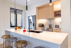 Fridge, microwave, oven, stovetop - SkaL Nature Tremblant - Ski in Ski out et Casino (Mont-Tremblant)