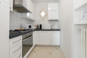 Wasserkocher mit Kaffee-/Teezubehör, Kühlschrank, Mikrowelle, Ofen