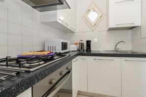 Wasserkocher mit Kaffee-/Teezubehör, Kühlschrank, Mikrowelle, Ofen