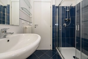 Douche, séchoir à cheveux, bidet, serviettes fournies