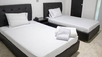 Cortinas blackout, tabla de planchar con plancha y wifi gratis