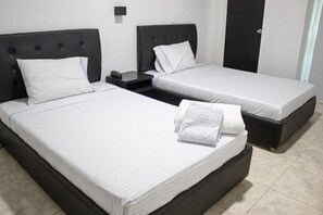 Cortinas blackout, tabla de planchar con plancha y wifi gratis 