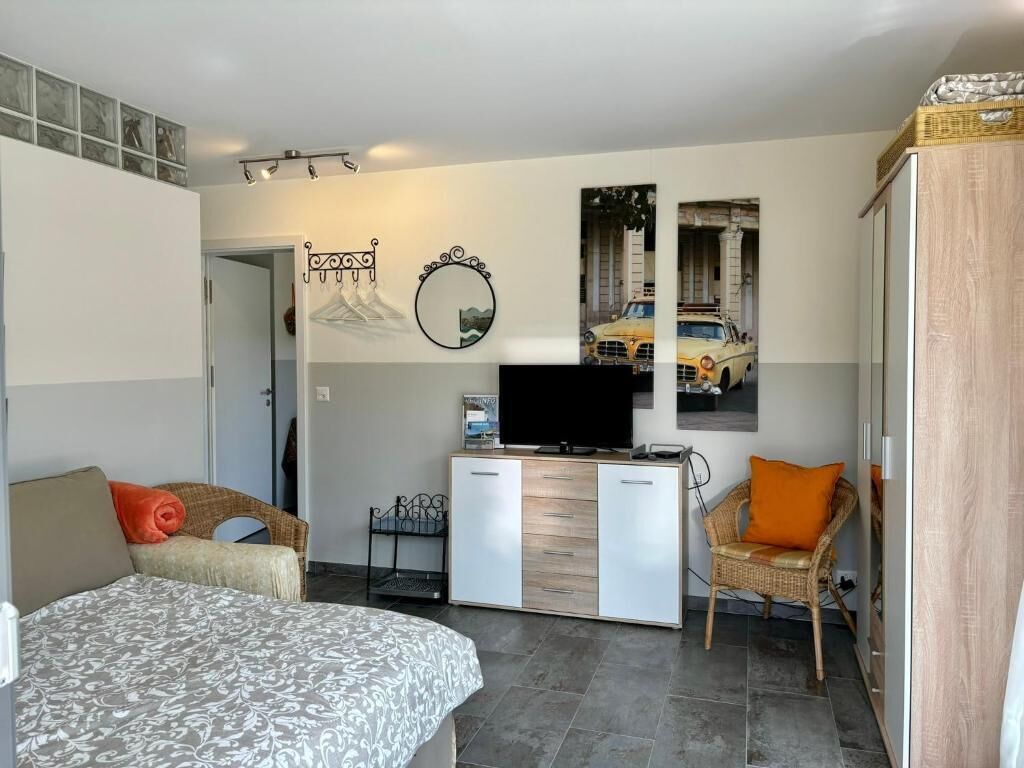 1 Schlafzimmer, Zimmersafe, Schreibtisch, Bügeleisen/Bügelbrett