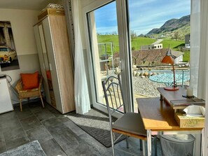 المنشأة من الداخل