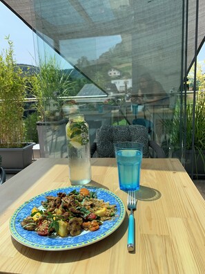 Outdoor dining - West-Side doubleroom + Singlebed/shower WC/outside veranda/Castel & Garden view (Zullwil)