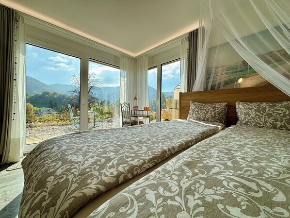 1 bedroom, in-room safe, desk, iron/ironing board - West-Side doubleroom + Singlebed/shower WC/outside veranda/Castel & Garden view (Zullwil)