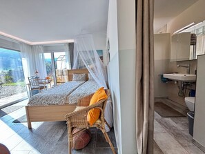 1 bedroom, in-room safe, desk, iron/ironing board - West-Side doubleroom + Singlebed/shower WC/outside veranda/Castel & Garden view (Zullwil)